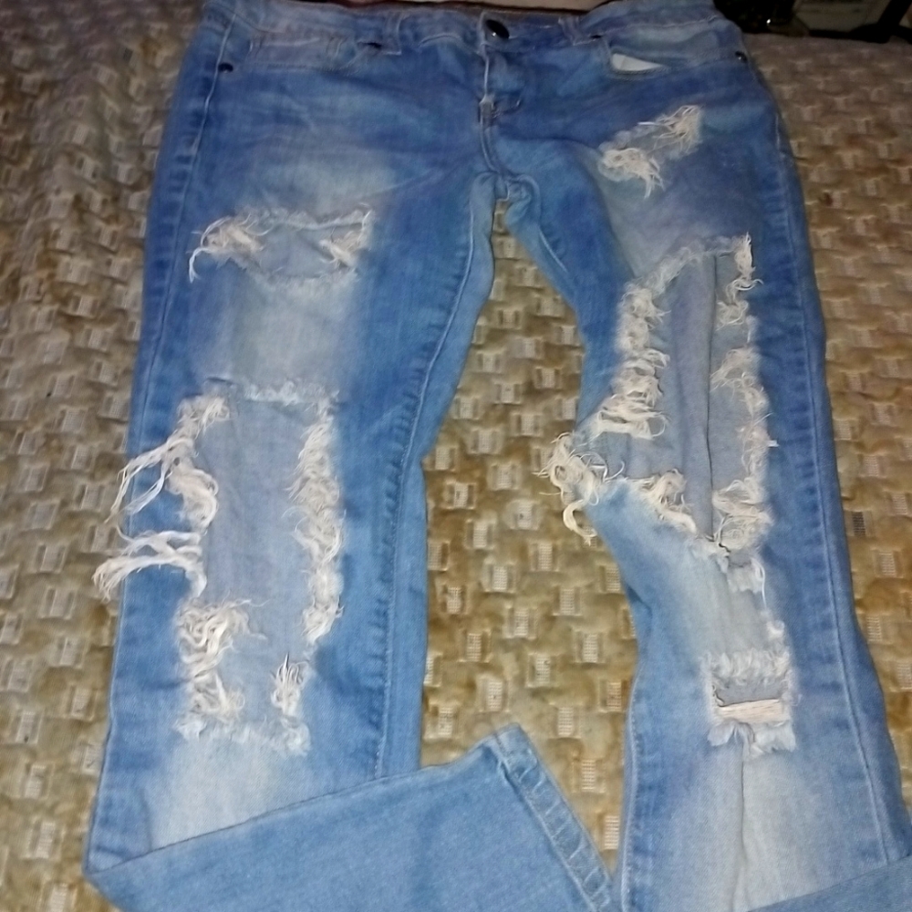 NWOT 9/10 VIP JEANS Destroyed Leg Style Jeans